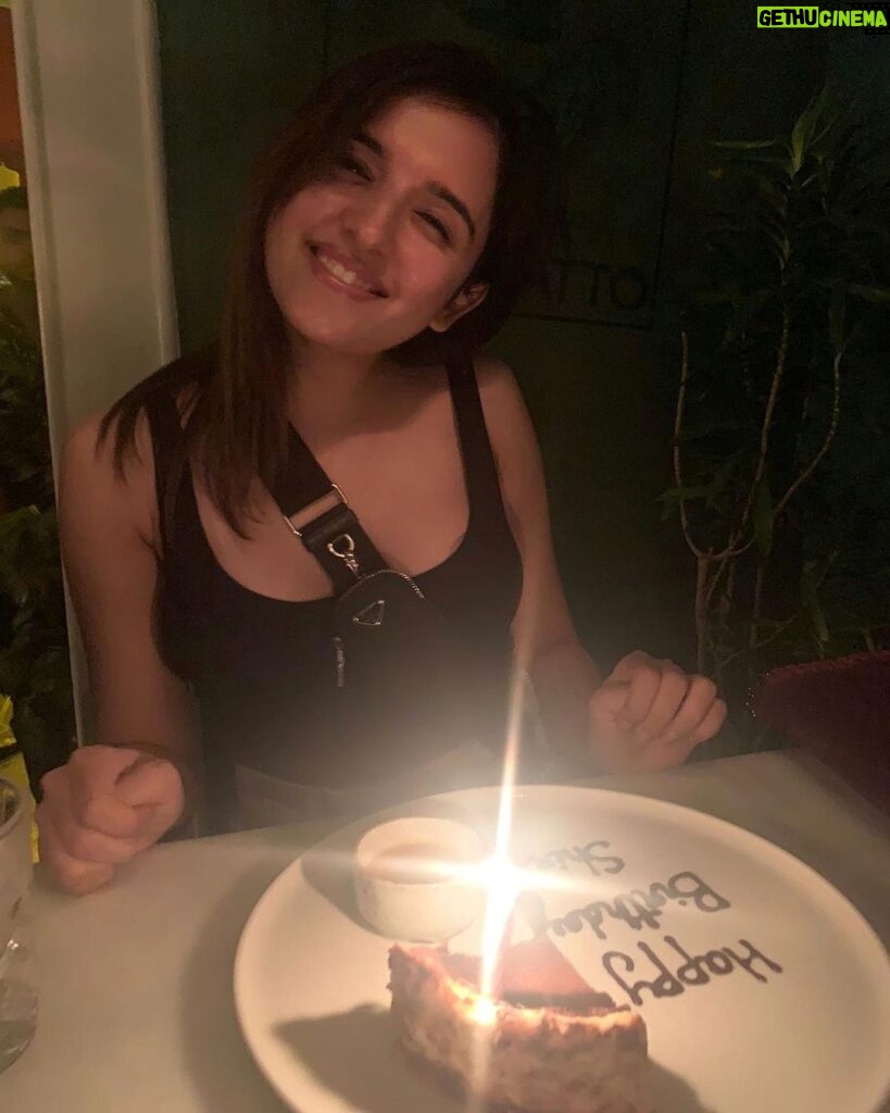 Shirley Setia Instagram - Birthday kuch aisa rahaaa tha iss baar. Thank youuu for all your wishes and love!! Can never thank you all enough for being a part of my life. 🤗🤗♥️♥️ Soooo so excited for the next few months ahead 🩵🎵🎧 aaap sab ho na mere saath? ☺️🤗