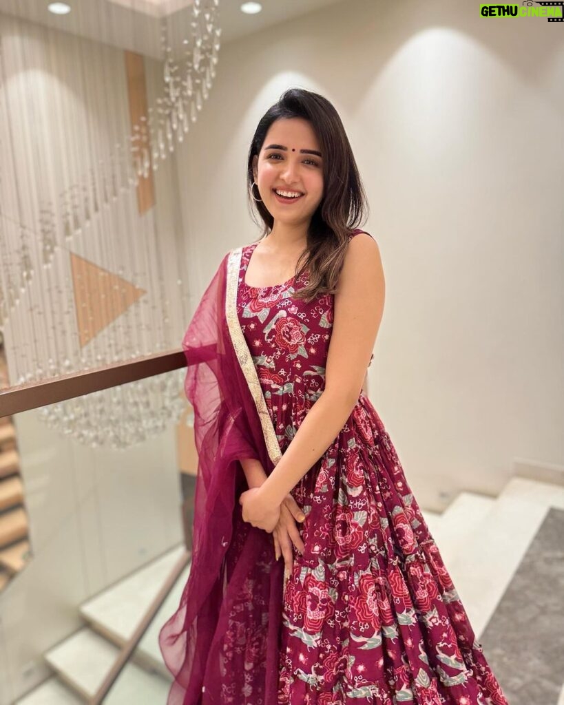 Shirley Setia Instagram - Wishing you all an abundance of good health, wealth and happiness!! Happy Dhanteras ❤ Brows by: @browsbysuman Outfit: @aachho Styled by: @kareenparwani Delhi, India