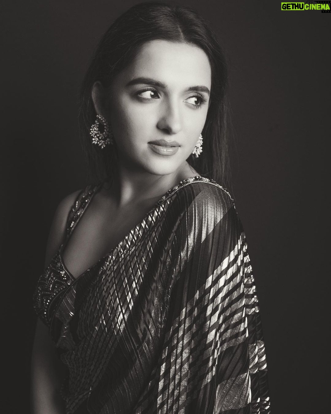 Shirley Setia Instagram - Something about black & white 🤍 Styled by @akankshakawediastyle Outfit: @kaaishabyshalini Jewellery: @notandas_jewellers Stylist jewellery: @styled_bytan PR for Jewellery: @aaayeshamehta HMU: @juveria_k Assisted by: @navelinandgaonkar4 Photographer: @riturajdharwadkar