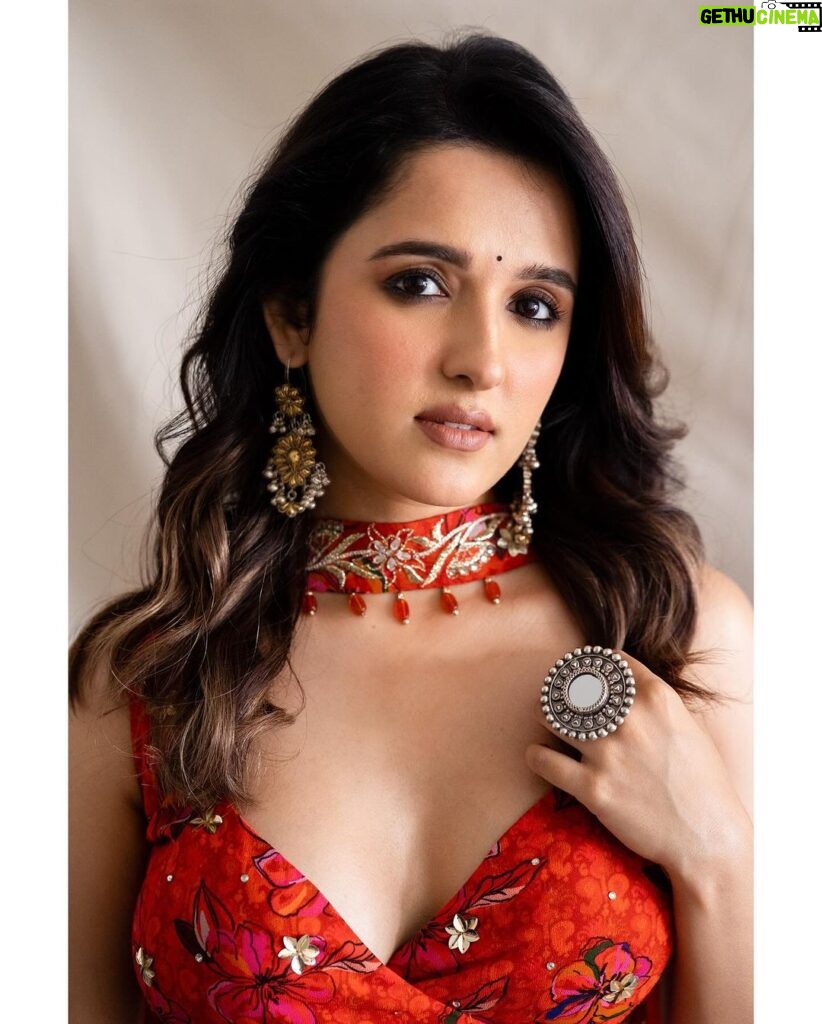 Shirley Setia Instagram - Just looking like a wow 👻❤️ Photos by @devsphotographyofficial Styled by @akankshakawediastyle Outfit by @silkybindraofficial Jewellery by @sangeetaboochra Makeup by @blendingiscardio Hair by @the_art_case_byfarah