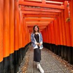 Shirley Setia Instagram - Rainy day but still… how beautiful is this Shrine 🥹🙏🏻❤️ #fushimiinari #shirleytravels #kyoto #japan #travel #shirleysetia Fushimi Inari Shrine