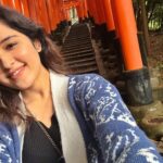 Shirley Setia Instagram - Rainy day but still… how beautiful is this Shrine 🥹🙏🏻❤️ #fushimiinari #shirleytravels #kyoto #japan #travel #shirleysetia Fushimi Inari Shrine