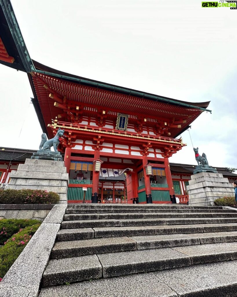 Shirley Setia Instagram - Rainy day but still… how beautiful is this Shrine 🥹🙏🏻❤️ #fushimiinari #shirleytravels #kyoto #japan #travel #shirleysetia Fushimi Inari Shrine