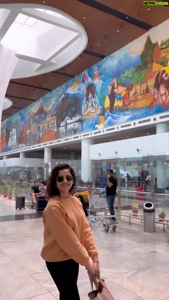 Shirley Setia Instagram - I have recently whenever possible been trying to explore the city we go to for our live events. One of those cities was Roorkee, and Haridwar just happened to be on the way. Such a beautiful atmosphere it had! Thank you COER Roorkee for giving me many memories!! Mangaloreee see you on Friday ☺💗 #trending #reelitfeelit #goldenhour #shirleysetia #shirleysetialive #haridwar #incredibleindia