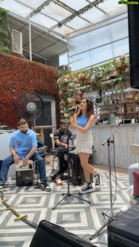 Shirley Setia Instagram - Heres the video from our meet & greet’s live performance for all who missed the live yesterday! Will be sharing more pics and a note on 19th aka on #TeamShirleyDiwas 🤍 #shirleysetia Roofberriesbandra