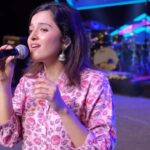 Shirley Setia Instagram - I am not perfect.. but VIT Chennai, last night you all were!! Every bit perfect, every bit magic 🥹❤️ Thank you for giving me memories for a lifetime ✨🥰 By the end of this medley my hands were literally shaking, just couldn’t believe all the love and energy coming from you all 🥹🥹 #shirleysetialive #shirleysetia #vitchennai #munbevaa #vaseegara #zarazara #reelitfeelit #tamil #tamilsongs #tamilcinema Chennai, India