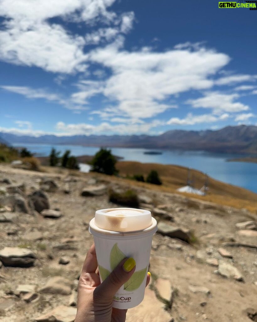 Shirley Setia Instagram - Coffee with a view ☕️🏔️ #shirleytravels #newzealand Astro Cafe | Lake Tekapo | NZ