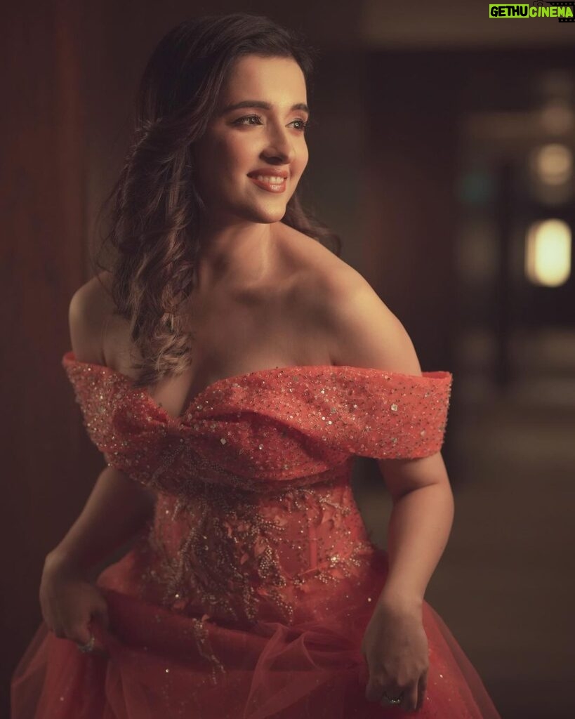 Shirley Setia Instagram - My Cinderella moment at SIIMA 💖 For @siimawards Photos by @adnan.a.abbas Styled by @akankshakawediastyle Outfit @nourbyneharika Jewellery @the_jewel_gallery
