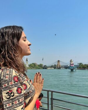 Shirley Setia Instagram - Visited the beautiful Haridwar today, on this beautiful day of #Baisakhi. Wow Ganga ji is so beautiful , and it felt so pure to step in and get blessings. Such a blessed day.

May our lives be as pure and colourful always. Wishing you all a very happy Baisakhi. 💞

#shirleysetia #shirleytravels #haridwar #harharmahadev #india