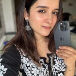 Shirley Setia Instagram - Aaj black kurti pehni thi… toh socha matching phone lena hi sahi rahega 🙈🖤😋 helllo new favv #iphone15promax Apple BKC