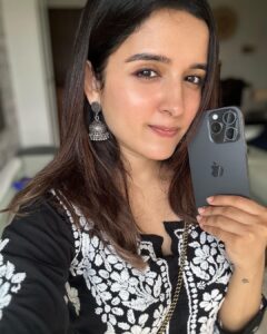 Shirley Setia Instagram - Aaj black kurti pehni thi… toh socha matching phone lena hi sahi rahega 🙈🖤😋 helllo new favv #iphone15promax Apple BKC