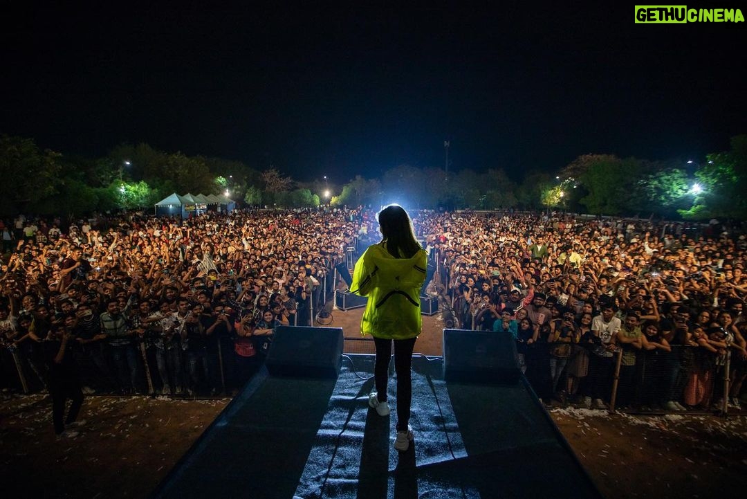 Shirley Setia Instagram - What a beautiful evening it was! Thank you @vgujaipur π€ πΈ: @riturajdharwadkar @among_jamir @architshah28 @surajrava @vinit_arora59 @jitu.gehlot.7 @ashwin___suvarna @mourjo #ShirleySetiaLive #ShirleySetia VGU