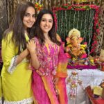 Shirley Setia Instagram - Happy #GaneshChaturthi to all 🤗🌷 Also met this cutie after a long timee!! What a beautiful day to have met you and your family 💖 @ankitaabajaj Styled by : @kareenparwani Wearing : @aachho #ganpatibappamorya 🙏🏻🩷