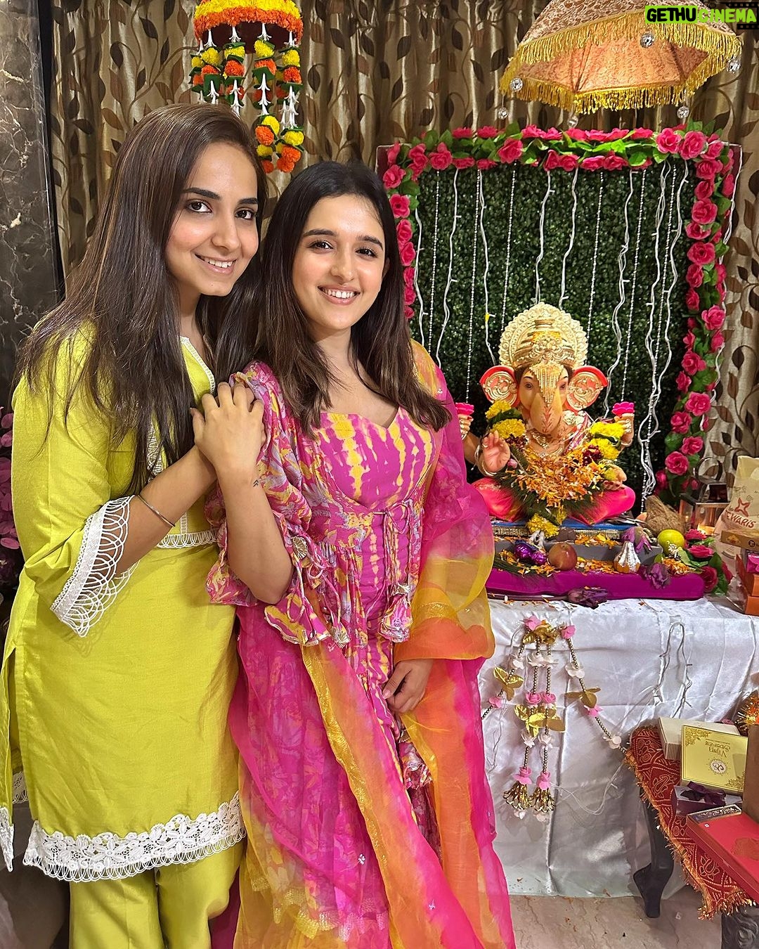 Shirley Setia Instagram - Happy #GaneshChaturthi to all π€π· Also met this cutie after a long timee!! What a beautiful day to have met you and your family π @ankitaabajaj Styled by : @kareenparwani Wearing : @aachho #ganpatibappamorya ππ»π©·