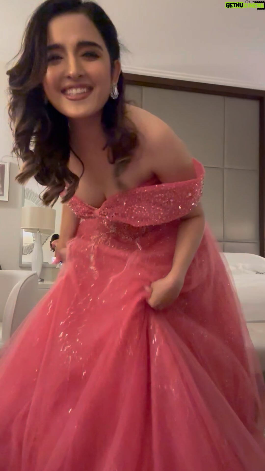 Shirley Setia - 433K Likes - Happpy vibeeee happpy lifeee š
Also hellloo new fav song šš»āāļø
#shirleysetia #srk #reelitfeelit #trending #trendingreels