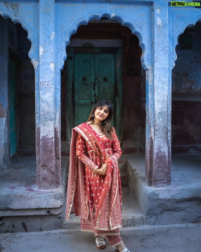 Shirley Setia Instagram - Feeling bluee 🖌️ 👗: @shopmulmul 📷: @riturajdharwadkar #jodhpur #bluecity #bluestreet Jodhpur Rajasthan - जोधपुर राजस्थान