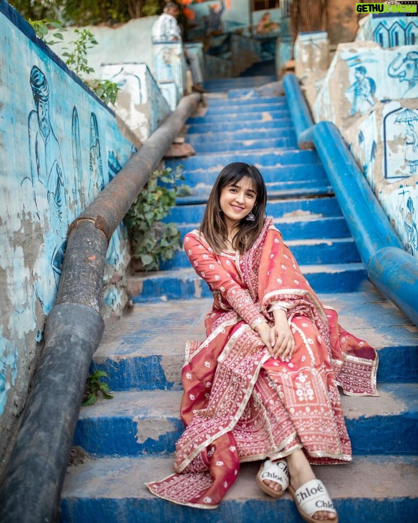 Shirley Setia Instagram - Feeling bluee 🖌️ 👗: @shopmulmul 📷: @riturajdharwadkar #jodhpur #bluecity #bluestreet Jodhpur Rajasthan - जोधपुर राजस्थान