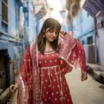 Shirley Setia Instagram - Feeling bluee 🖌️ 👗: @shopmulmul 📷: @riturajdharwadkar #jodhpur #bluecity #bluestreet Jodhpur Rajasthan - जोधपुर राजस्थान