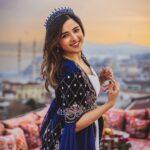 Shirley Setia Instagram – 💙👸 

Subah 6.30 uthi thi in the cold winter weather while on vacation for these shots! But really can’t complain after seeing this beautiful sunrise 🫶🏻🩷🕊️

📸: @ist_irina_photo 

#istanbul #turkey #shirleytravels Istanbul, Turkey