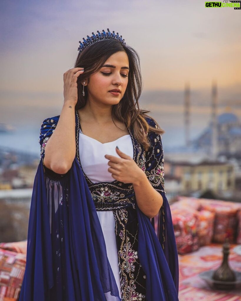 Shirley Setia Instagram - 💙👸 Subah 6.30 uthi thi in the cold winter weather while on vacation for these shots! But really can’t complain after seeing this beautiful sunrise 🫶🏻🩷🕊 📸: @ist_irina_photo #istanbul #turkey #shirleytravels Istanbul, Turkey