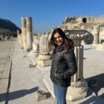 Shirley Setia Instagram – Amidst the ancient city of Ephesus 🗺️🏯🏛️

First picture I’m standing in front of their library.. and in the last 2, it is their open theatre!! 

#ephesus #izmir #turkey #shirleytravels Ephesus Ancient City