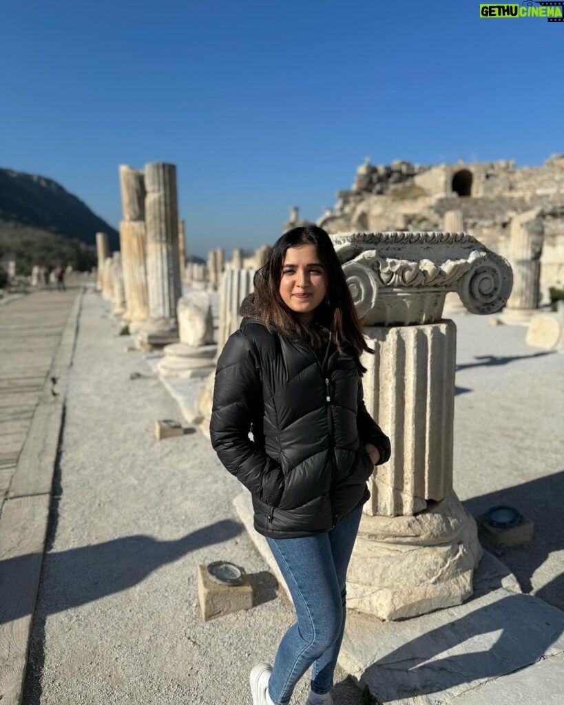 Shirley Setia Instagram - Amidst the ancient city of Ephesus 🗺🏯🏛 First picture I’m standing in front of their library.. and in the last 2, it is their open theatre!! #ephesus #izmir #turkey #shirleytravels Ephesus Ancient City