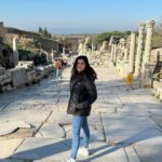 Shirley Setia Instagram – Amidst the ancient city of Ephesus 🗺️🏯🏛️

First picture I’m standing in front of their library.. and in the last 2, it is their open theatre!! 

#ephesus #izmir #turkey #shirleytravels Ephesus Ancient City