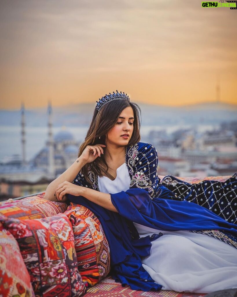Shirley Setia Instagram - 💙👸 Subah 6.30 uthi thi in the cold winter weather while on vacation for these shots! But really can’t complain after seeing this beautiful sunrise 🫶🏻🩷🕊️ 📸: @ist_irina_photo #istanbul #turkey #shirleytravels Istanbul, Turkey