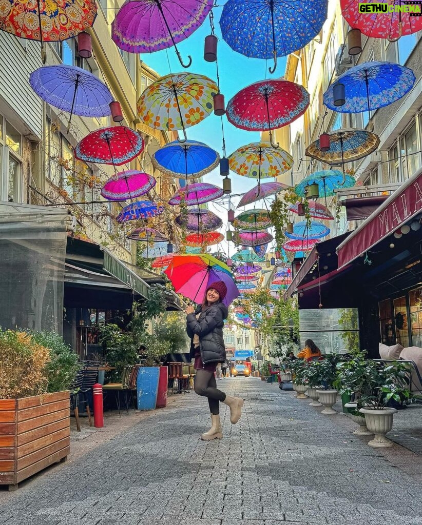 Shirley Setia Instagram - You can stand under my umbrella 🎶☂ #istanbul #umbrellastreet #kadikoy #turkey #shirleytravels İstanbul - Türkiye