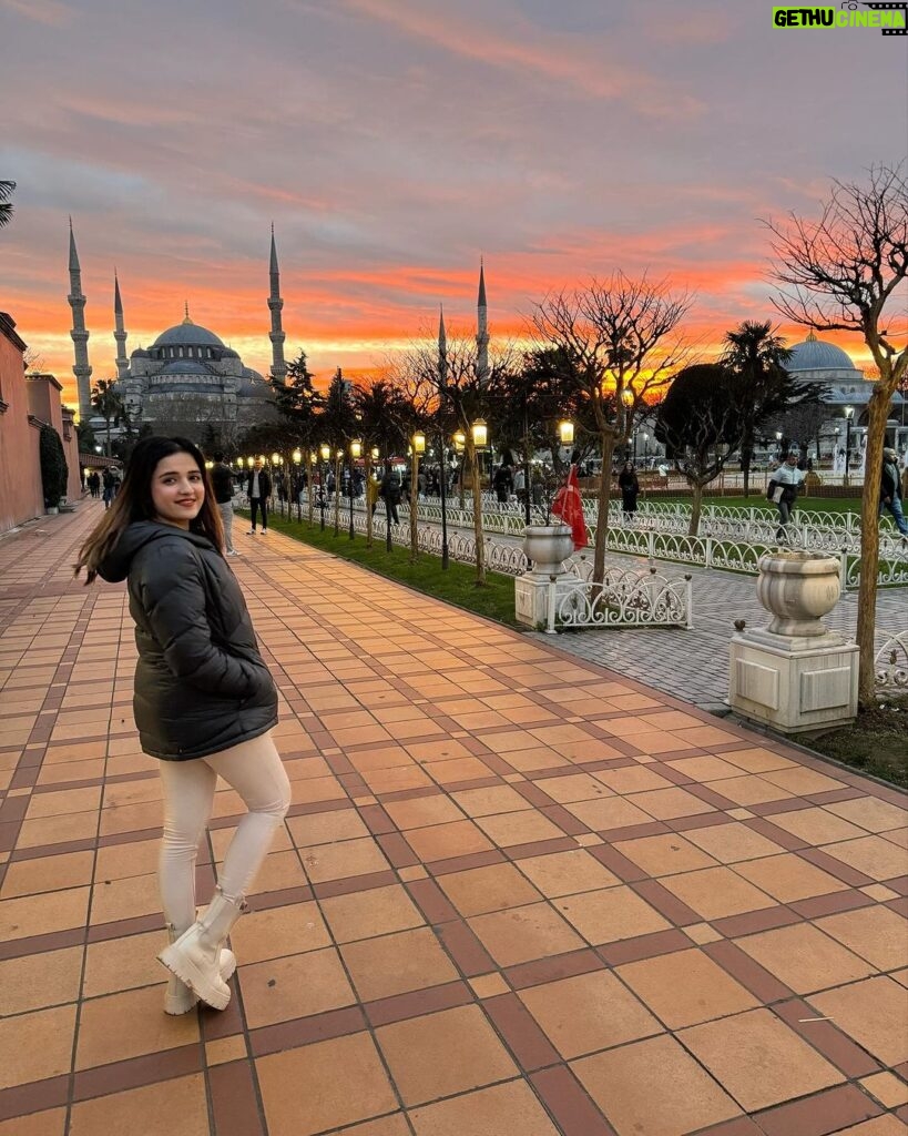 Shirley Setia Instagram - Merry Christmas from Istanbul 🎅🏻🎄 #istanbul #turkey #shirleytravels #sunset İstanbul - Türkiye