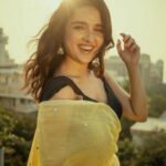 Shirley Setia Instagram – Be your own happiness 😃💘 

Alsoo, since im still recovering from the viral, i have tonnes of time.. lil chit chat ho jaye, in the comments? 💛

📸 : @afrographer 
💄: @athirathakkar Mumbai, Maharashtra