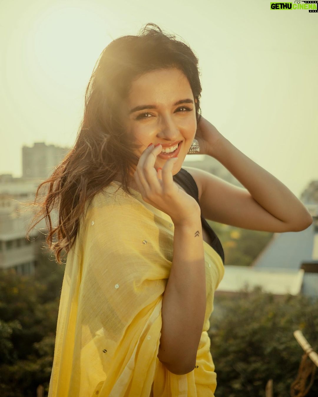Shirley Setia Instagram - Be your own happiness ππ Alsoo, since im still recovering from the viral, i have tonnes of time.. lil chit chat ho jaye, in the comments? π πΈ : @afrographer π: @athirathakkar Mumbai, Maharashtra