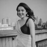 Shirley Setia Instagram – A black & white worlddd 🤍 

Kya lagta hai meri saree kounse colour ki hai? 😋 

Beautifully captured by my friend @afrographer 
Makeup & hair by the beautiful @athirathakkar 
Saree draped by @afrographer’s mummyyy 🙈 thankyouu for the pulav auntyyy! Mumbai, Maharashtra