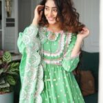 Shivangi Joshi Instagram - एक सुकून की तलाश में जाने कितनी बेचैनियाँ पाल ली, और लोग कहते हैं की हम बड़े हो गए हमने ज़िंदगी संभाल ली। Wearing:- @shopmulmul