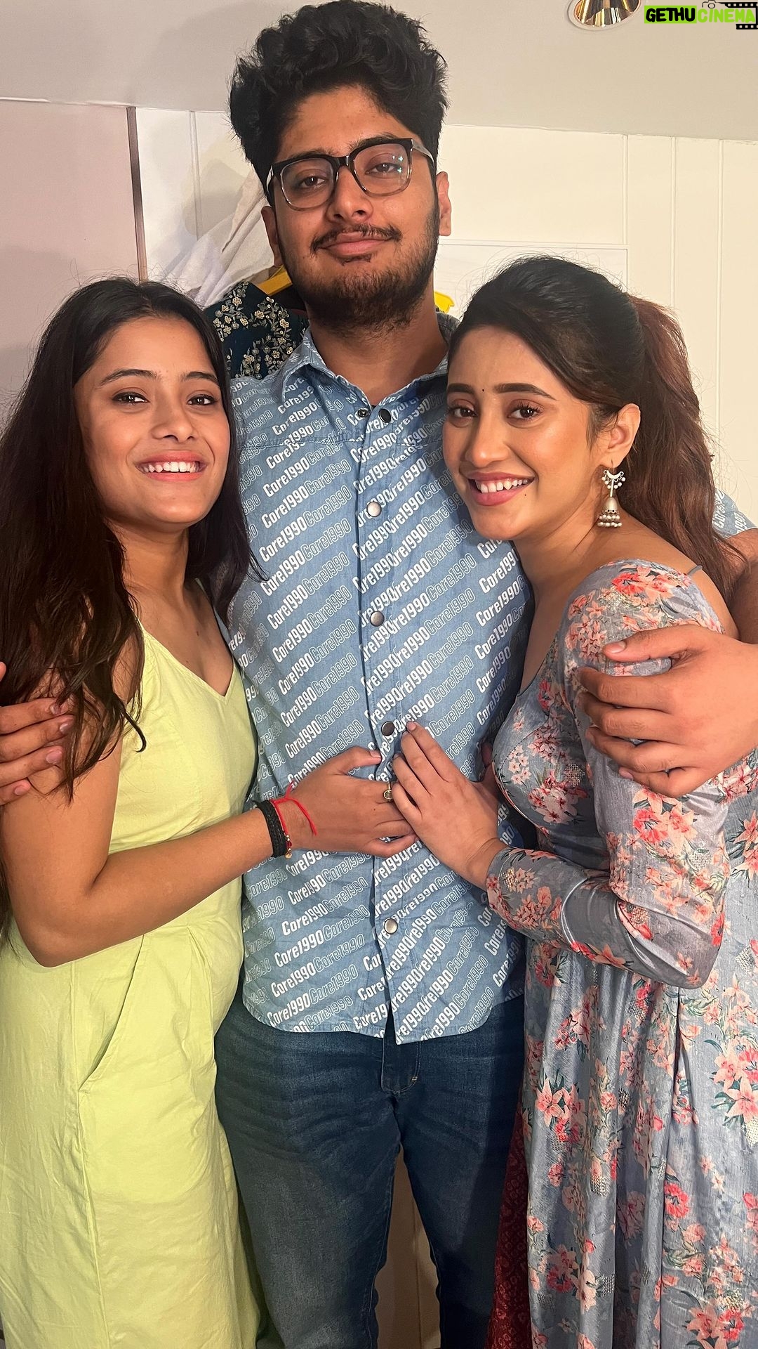 Shivangi Joshi Instagram - Ooo mere jaan ooo mere jaan . . . . . #réel #reelsinstagram #reelsindia #instagram #fun #dance #trending #explore #siblings