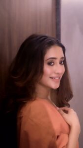 Shivangi Joshi Instagram - Jaagi hoon, Na soyi hoon Khayalon mein tere, khoyi hoon🤍