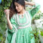 Shivangi Joshi Instagram - एक सुकून की तलाश में जाने कितनी बेचैनियाँ पाल ली, और लोग कहते हैं की हम बड़े हो गए हमने ज़िंदगी संभाल ली। Wearing:- @shopmulmul