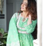 Shivangi Joshi Instagram - एक सुकून की तलाश में जाने कितनी बेचैनियाँ पाल ली, और लोग कहते हैं की हम बड़े हो गए हमने ज़िंदगी संभाल ली। Wearing:- @shopmulmul