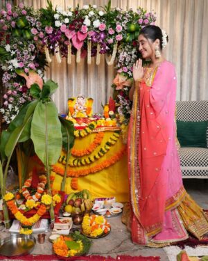 Shivangi Joshi Instagram - Heartfelt prayers and happiness shared..
🤗💛

Ganpati Bappa Morya! 🙏🙌🌼🌟🌺

Outfit:- @neerusindia
@nehaadhvikmahajan