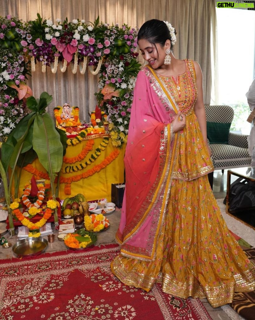 Shivangi Joshi Instagram - Heartfelt prayers and happiness shared.. 🤗💛 Ganpati Bappa Morya! 🙏🙌🌼🌟🌺 Outfit:- @neerusindia @nehaadhvikmahajan