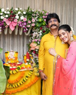 Shivangi Joshi Instagram - Heartfelt prayers and happiness shared..
🤗💛

Ganpati Bappa Morya! 🙏🙌🌼🌟🌺

Outfit:- @neerusindia
@nehaadhvikmahajan