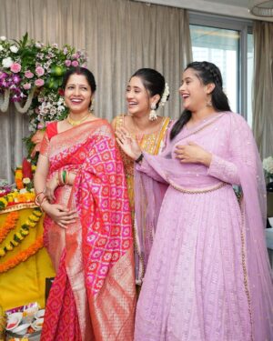 Shivangi Joshi Instagram - Heartfelt prayers and happiness shared..
🤗💛

Ganpati Bappa Morya! 🙏🙌🌼🌟🌺

Outfit:- @neerusindia
@nehaadhvikmahajan