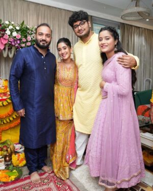 Shivangi Joshi Instagram - Heartfelt prayers and happiness shared..
🤗💛

Ganpati Bappa Morya! 🙏🙌🌼🌟🌺

Outfit:- @neerusindia
@nehaadhvikmahajan