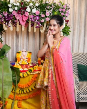 Shivangi Joshi Instagram - Heartfelt prayers and happiness shared..
🤗💛

Ganpati Bappa Morya! 🙏🙌🌼🌟🌺

Outfit:- @neerusindia
@nehaadhvikmahajan