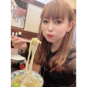 Shoko Nakagawa Instagram - これをこうしてこうでこう
YouTubeみてね❣️

 #丸亀製麺  #うどん  #夏  #youtube  #中川翔子  #しょこたん