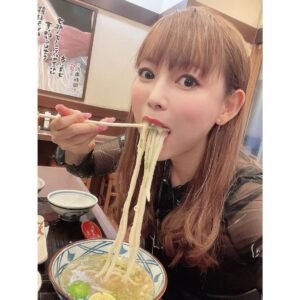 Shoko Nakagawa Instagram - これをこうしてこうでこう
YouTubeみてね❣️

 #丸亀製麺  #うどん  #夏  #youtube  #中川翔子  #しょこたん