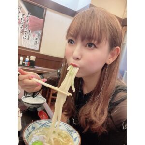 Shoko Nakagawa Instagram - これをこうしてこうでこう
YouTubeみてね❣️

 #丸亀製麺  #うどん  #夏  #youtube  #中川翔子  #しょこたん