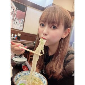 Shoko Nakagawa Instagram - これをこうしてこうでこう
YouTubeみてね❣️

 #丸亀製麺  #うどん  #夏  #youtube  #中川翔子  #しょこたん