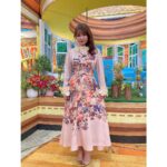 Shoko Nakagawa Instagram - 今週のひるおび！ 襟と手首にお花がついてる…🥀お嬢様風の巻き髪🪄 焼き芋スプレッドがギルティでした、、、🍠🤦‍♀️ #ひるおび #中川翔子 #しょこたん #ワンピースコーデ #花柄