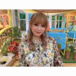 Shoko Nakagawa Instagram - 昨日ひるおび2023ラスト！！ 今年も皆さん観てくださりありがとうございました✨ 前回のも載せる！髪がミルクティーからいちごチョコレートに、、、😨❤️ 来年もひるおび、ぜひ観てください！！！ #ひるおび #中川翔子 #しょこたん #服 #ファッション #ワンピースコーデ